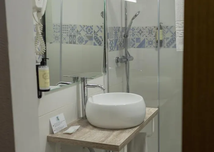 Flag Madeira - מלון